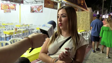 Noa atendiendo a Ceutaldia durante la Feria.