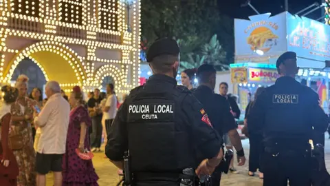  Agentes de la Polic&iacute;a Local, durante una ronda de vigilancia en la Feria de Ceuta / E. Arteaga 