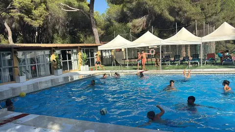 Diversi&oacute;n en la piscina del campamento de verano de la Casa de la Juventud en Fuerte Nag&uuml;eles / Casa de la Juventud
