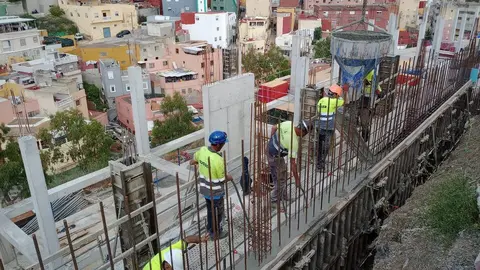 Varios obreros durante el proceso de encofrado de la construcci&oacute;n de la escuela infantil de Loma Colmenar / Cedida