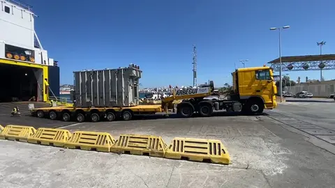 Llega uno de los dos transformadores de la nueva subestaci&oacute;n Virgen de &Aacute;frica en un ferry / Endesa Sur