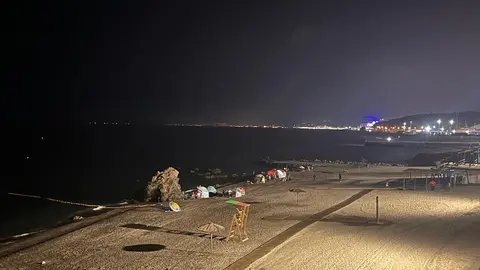 La playa del Tarajal de noche.