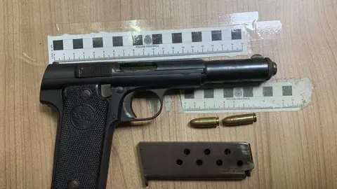 Pistola que portaba el detenido. /P.N.