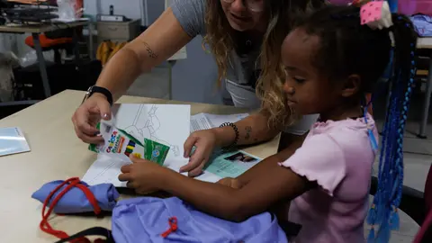 CaixaProinfancia entrega material escolar a los ni&ntilde;os para la vuelta al cole / Cedida