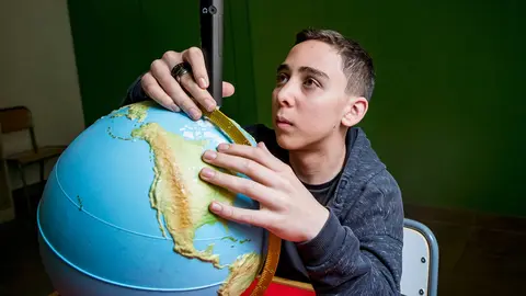 Un alumno ciego con una bola del mundo adaptada / ONCE