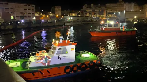  Labores de descontaminaci&oacute;n en el muelle Alfau / Archivo 