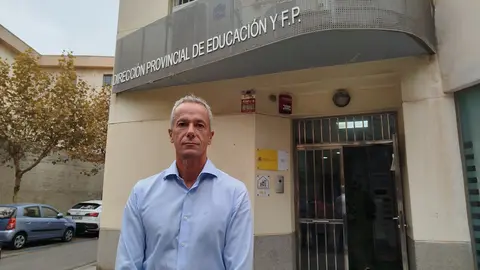  El director provincial, Miguel Se&ntilde;or, que reconoci&oacute; los inconvenientes que supone para las familias y pidi&oacute; su comprensi&oacute;n / S. I. 