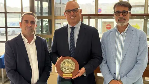 AESBA entrega un reconocimiento a la Autoridad Portuaria de Ceuta.