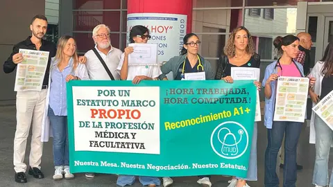 Huelga de m&eacute;dicos a las puestas del HUCE (2)
