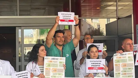 Huelga de m&eacute;dicos a las puertas del HUCE / M.R.