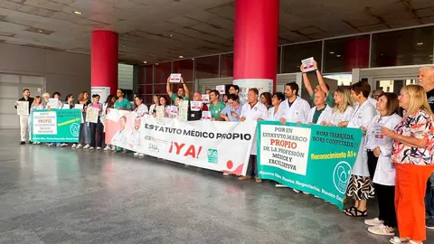 Huelga de m&eacute;dicos a las puertas del HUCE / M.R.