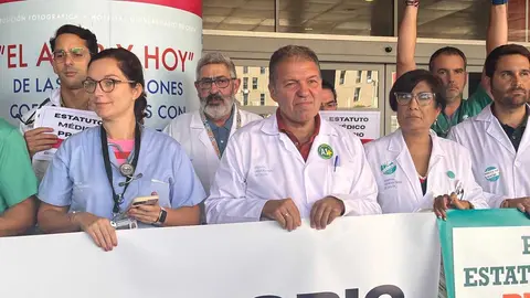 Enrique Roviralta, presidente del Sindicato M&eacute;dico de Ceuta en la concentraci&oacute;n / M.R.