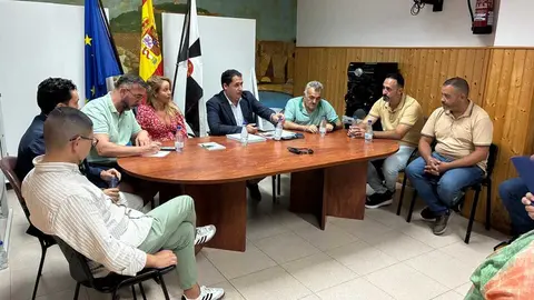 Reuni&oacute;n entre Alejandro Ram&iacute;rez, sus asesores, representantes del Distrito 3 y la FPAV.