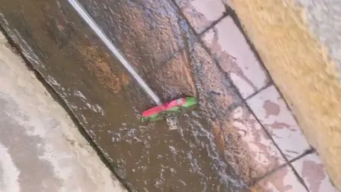 Riadas negras en la barriada Agrupaci&oacute;n Este.