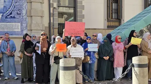Padres del Ram&oacute;n y Cajal concentrados frente al Ayuntamiento para exigir soluciones al cierre del colegio / L.O.