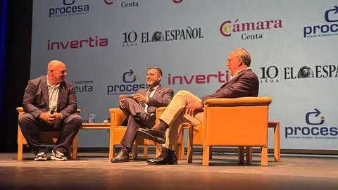  Nicola Cecchi y Javier Hern&aacute;ndez durante su intervenci&oacute;n en el III Foro Econ&oacute;mico de El Espa&ntilde;ol en Ceuta / E. Arteaga 