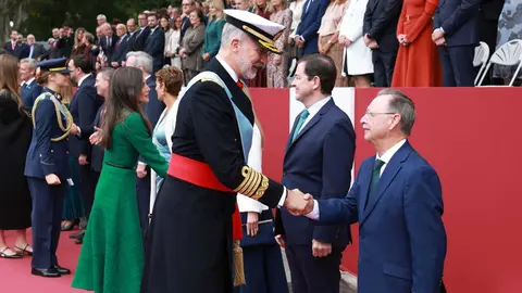 Felipe de Borb&oacute;n saludando a Juan Vivas.