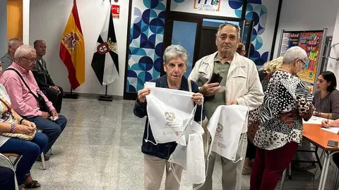 Entrega de mochilas a mayores por parte de la Fundaci&oacute;n AD Ceuta FC.