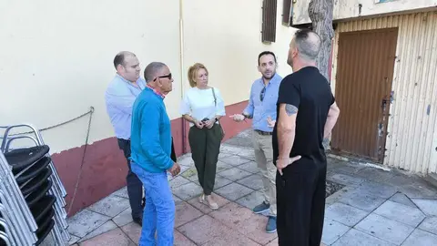 El presidente de VOX, Juan Sergio Redondo, al coordinador parlamentario, David Romero; la responsable de Relaciones Institucionales, Ana Garc&iacute;a; y el encargado de la actual gestora de la asociaci&oacute;n de vecinos, Crist&oacute;bal Mateo / VOX