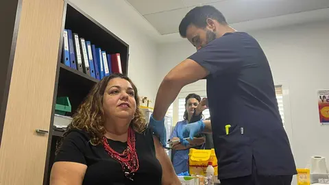 Cristina P&eacute;rez durante el proceso de vacunaci&oacute;n.