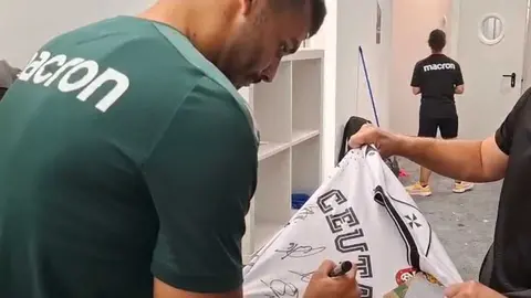 Un momento de la firma de la camiseta.