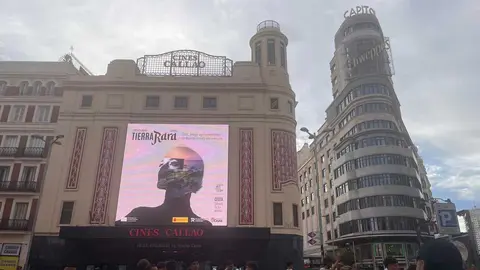 La campa&ntilde;a publicitaria de turismo "Tierra rara" en la plaza de Callao, en Madrid / M.R.