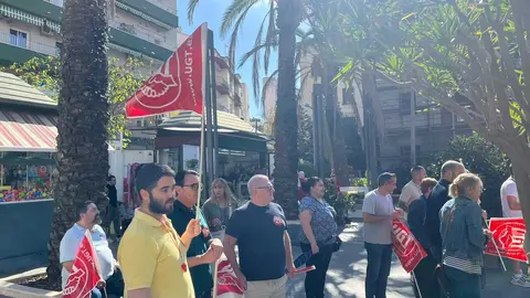 Concentración de UGT, CCOO y CSIF en la Plaza de los Reyes. 16
