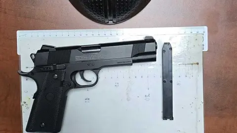 Pistola encontrada en el veh&iacute;culo.