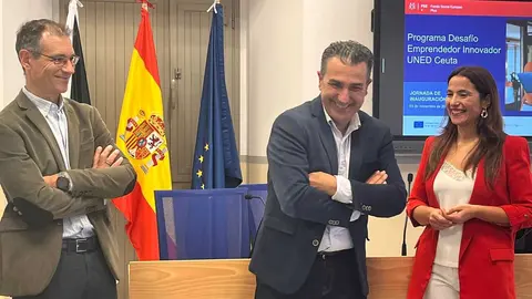 Emilio Cabanes, director de Proyectos TICs y Econom&iacute;a Digital en EOI; Izaskun Bernal, directora del curso, y Carlos Rontom&eacute;, director del Centro UNED Ceuta.