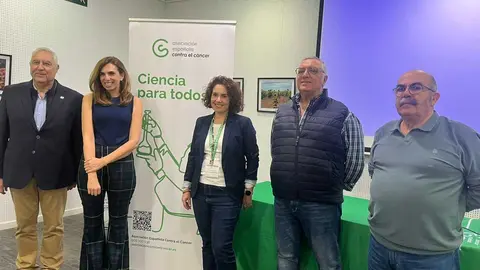Representantes de la AECC en Ceuta con Marta Puyol (segunda por la izquierda), en la Biblioteca Adolfo Su&aacute;rez.