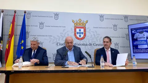 Momento de la forma del convenio entre el Gobierno, la C&aacute;mara de Comercio y el Centro Comercial Abierto. /A.P.