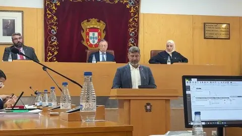 Mohamed Mustafa en su turno de palabra durante el Pleno de presupuestos 2026 / A.P.