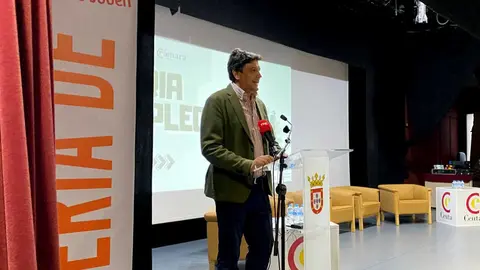 Joaqu&iacute;n Mollinedo durante la inauguraci&oacute;n de la Feria del Empleo.