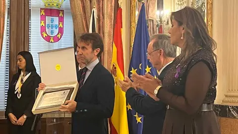 El juez Miguel &Aacute;ngel Cano recibe el reconocimiento en su labor contra la violencia de g&eacute;nero en un acto institucional con motivo del 25N / M.R.