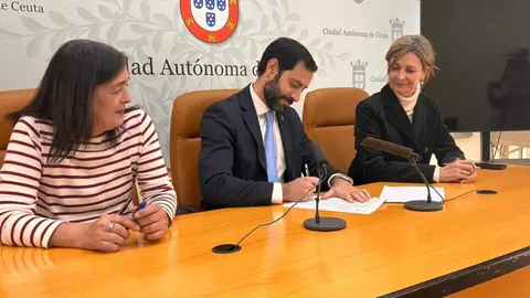 Por la izquierda, Karima Aomar, Rafael Pe&ntilde;alver y Arantxa Campos.