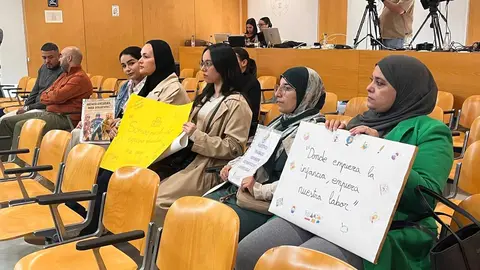 Las t&eacute;cnicas de Infantil protestan en el Sal&oacute;n de Plenos / M.R.