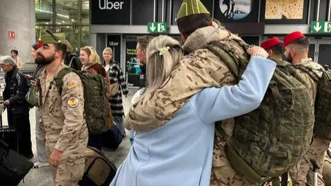 Los militares desplegados en Irak se encuentran de nuevo con familiares en el aeropuerto de M&aacute;laga / COMGECEU