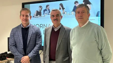 El presidente de la C&aacute;mara de Comercio junto al director provincial del SEPE y el responsable del COE / A.P.