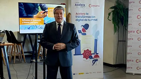  Bartolom&eacute; Borrego durante su charla con una treintena de empresarios ceut&iacute;es / Pablo Mat&eacute;s 