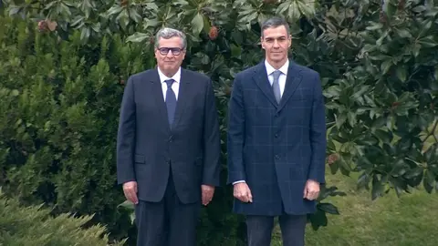 Por la izquierda, Aziz Akhannouch y Pedro S&aacute;nchez.