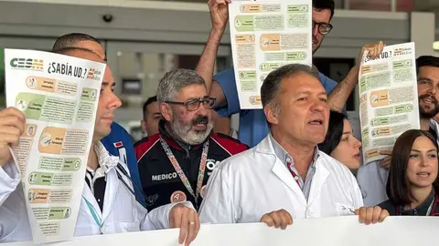 Concentraci&oacute;n de m&eacute;dicos a la puerta del Hospital.