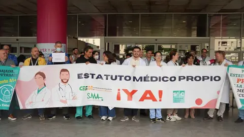 Huelga de m&eacute;dicos a las puertas del HUCE / Cedida
