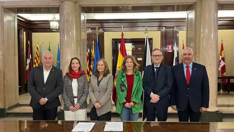 Momento de la firma del acuerdo entre el Ingesa y la AECC.