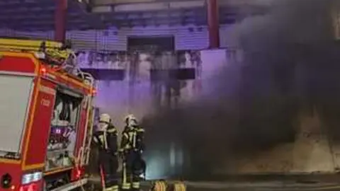 Los bomberos extinguen un incendio en un garaje bajo la plaza Azcárate.1