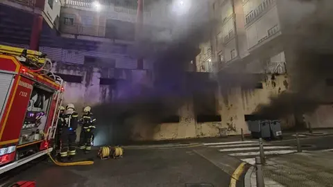 Los bomberos extinguen un incendio en un garaje bajo la plaza Azcárate.4