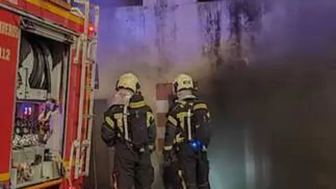 Los bomberos extinguen un incendio en un garaje bajo la plaza Azcárate.3
