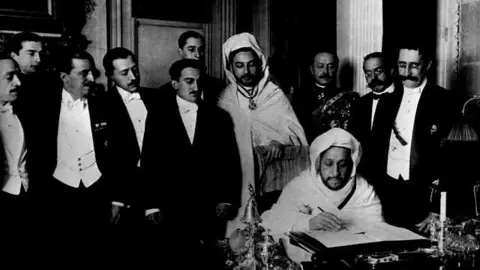 El-Hadj el-Mokri, embajador marroqu&iacute; en Espa&ntilde;a, firmando el tratado en la Conferencia de Algeciras, el 7 de abril de 1906 / Cedida