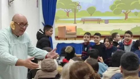 Los alumnos del CEIP Rey Juan Carlos I disfrutan de El extraordinario caso de Ren&eacute;, una obra de teatro para concienciar contra el acoso en el D&iacute;a Escolar de la Paz  (1)