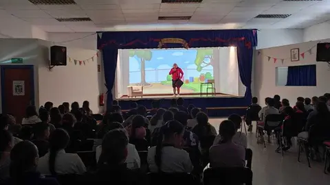 Los alumnos del CEIP Rey Juan Carlos I disfrutan de El extraordinario caso de Ren&eacute;, una obra de teatro para concienciar contra el acoso en el D&iacute;a Escolar de la Paz  (19)