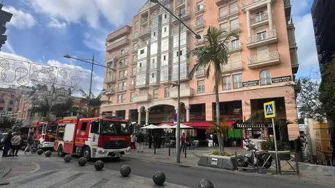 Bomberos en la Plaza de los Reyes.